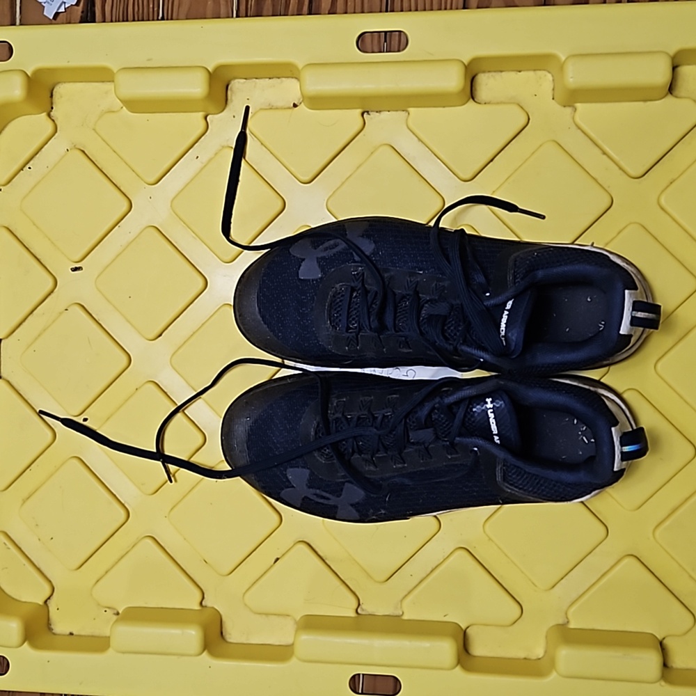 Under Armour tennis shoes *Grass Stained*